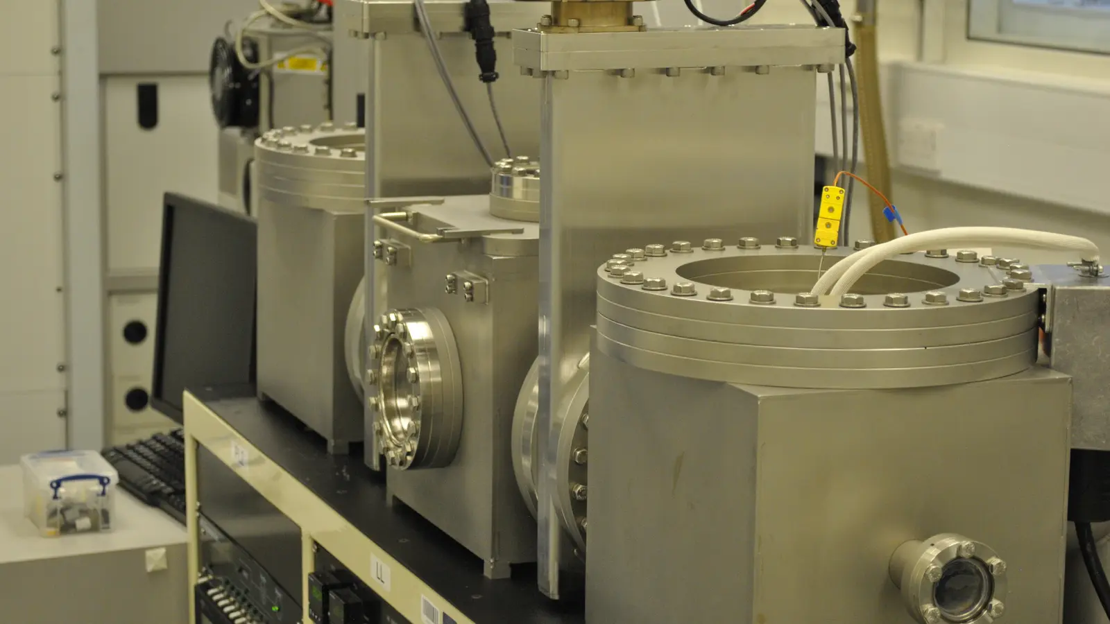Stainless process vessels in a cleanroom