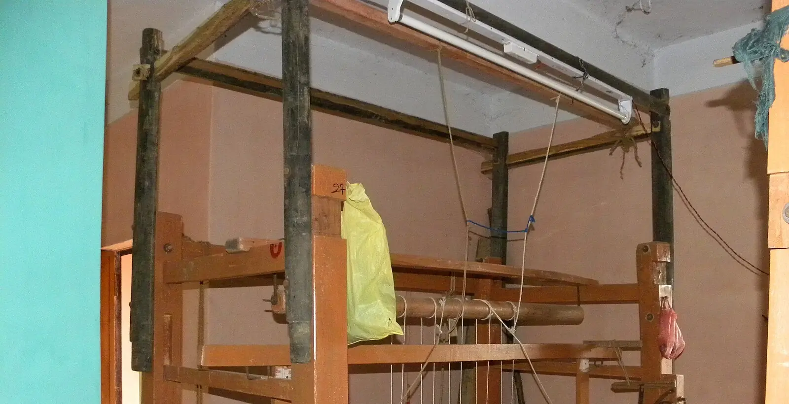 A handloom with cloth on the beam